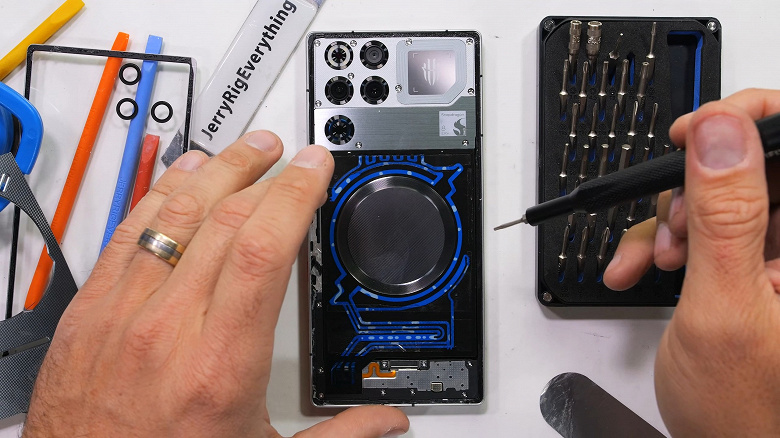 Вот как выглядит внутри система охлаждения первого в мире смартфона с жидкостным охладителем. Блогер JerryRigEverything разобрал Red Magic 11 Pro